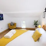 Myrtle Cottage, In A Small Village Location, Perfect For A Romantic Break With Hot Tub *