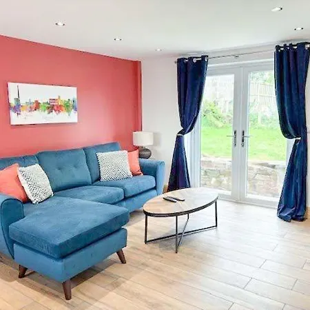 펜션 Myrtle Cottage, In A Small Village Location, Perfect For A Romantic Break With Hot Tub