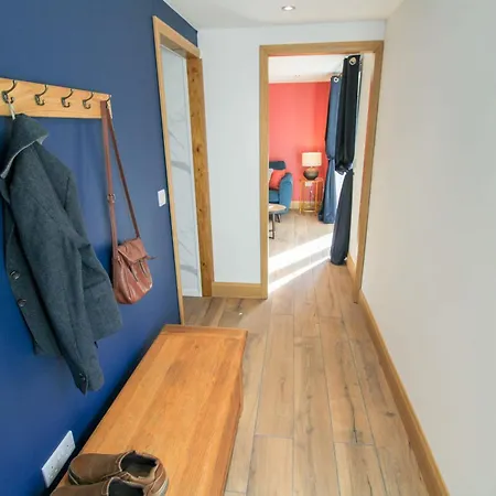 Myrtle Cottage, In A Small Village Location, Perfect For A Romantic Break With Hot Tub 펜션 *